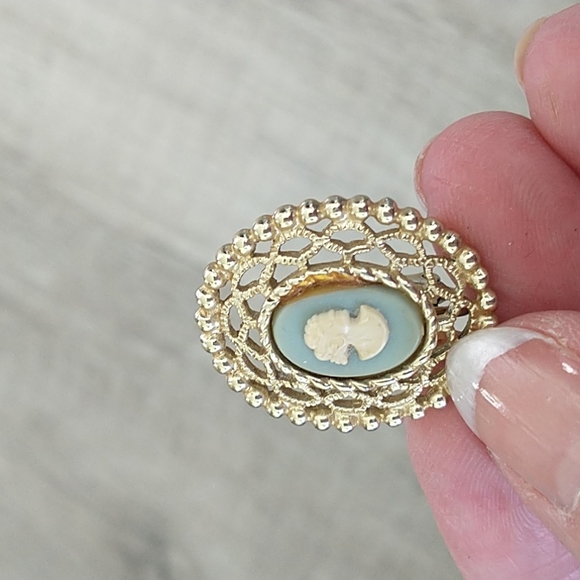 Elegant Gold and Cream Cameo Necklace - Picture 5 of 7